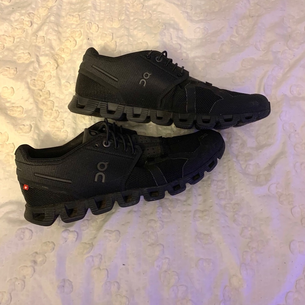 black 8.5 on cloud tennis shoes